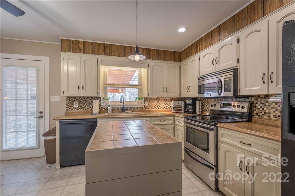 806 Summers Road Valdese, NC 28690 - Photo 4 of 23 Gallery Image 4