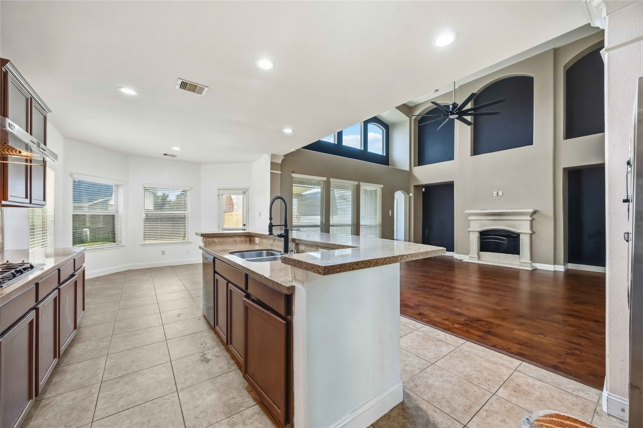 2522 Crystal Shore Drive Rosharon, TX 77583 - Photo 3 of 29 Gallery Image 3