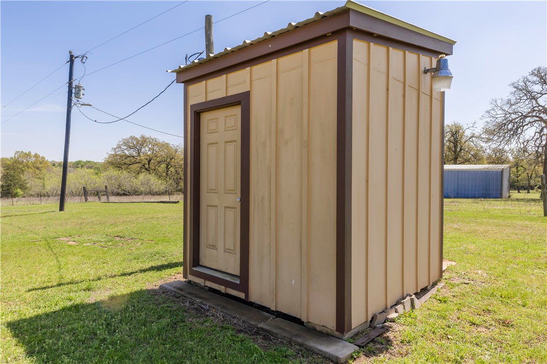 5732 Rose Hill Road Calvert, TX 77837 - Photo 22 of 46 a view of a backyard of the house
