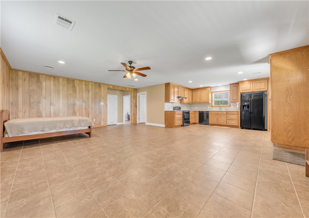 5732 Rose Hill Road Calvert, TX 77837 - Photo 6 of 46 a view of a livingroom with furniture and an empty room