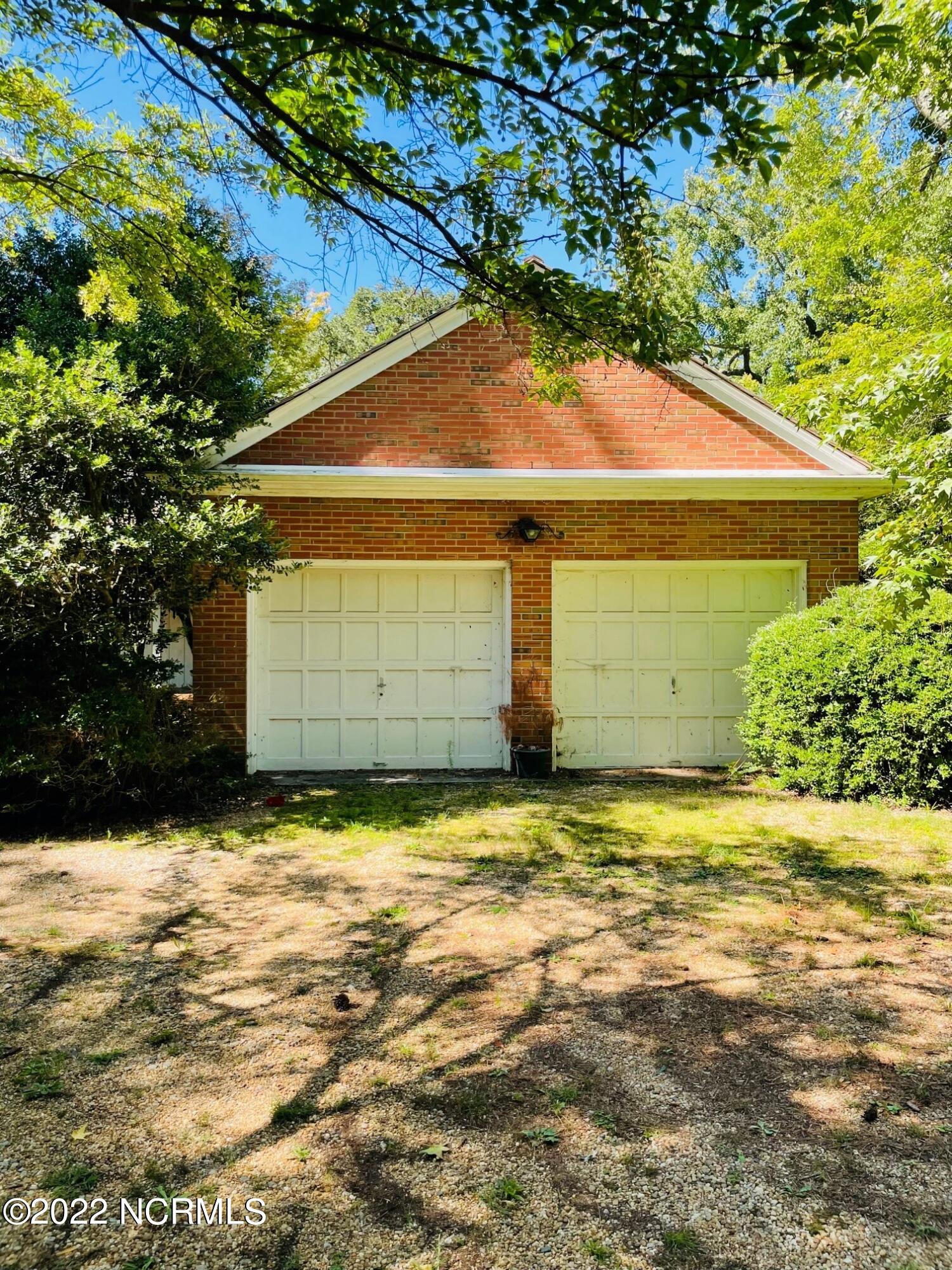 1808 Rivershore Road Elizabeth City, NC 27909 - Photo 8 of 40 Two car garage