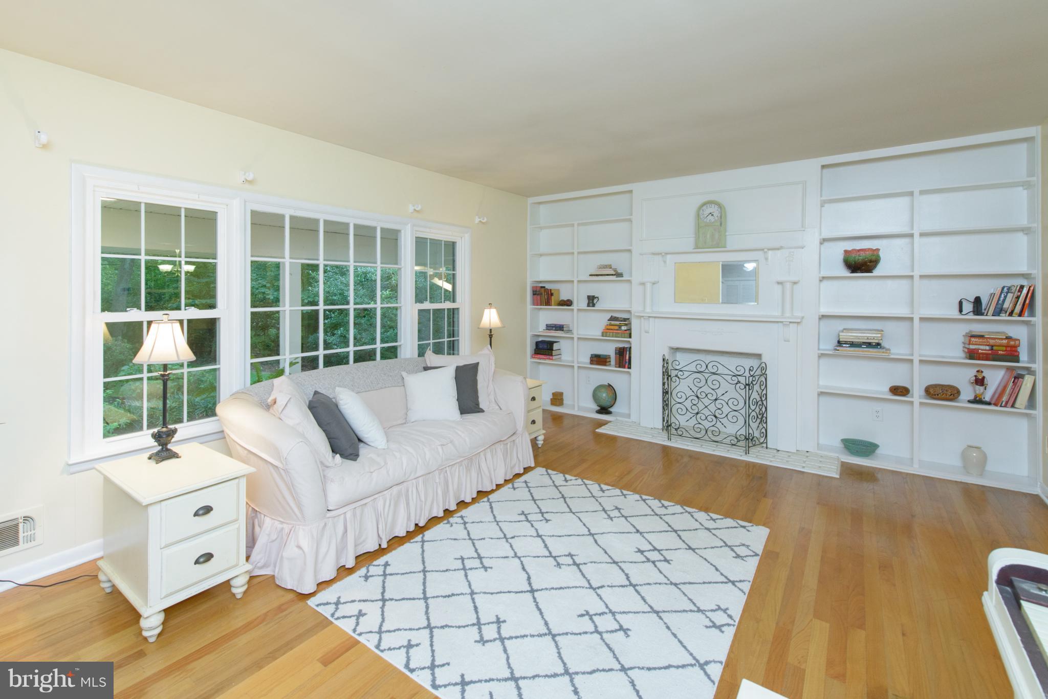 100 Chautaugua Road Arnold, MD 21012 - Photo 14 of 30 Living Room with Built-ins