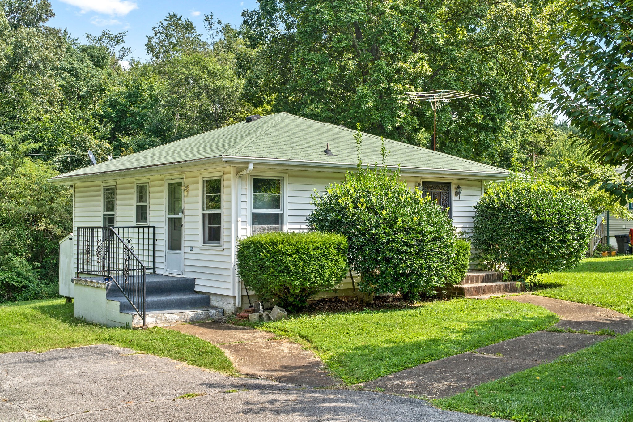 425 High Point Road Clarksville, TN 37042 - Photo 2 of 30 Gallery Image 2