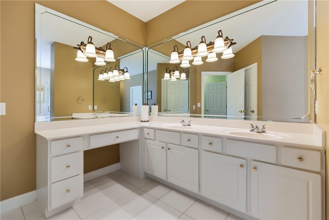 407 Arbor Way Seneca, SC 29672 - Photo 22 of 42 Master Bathroom