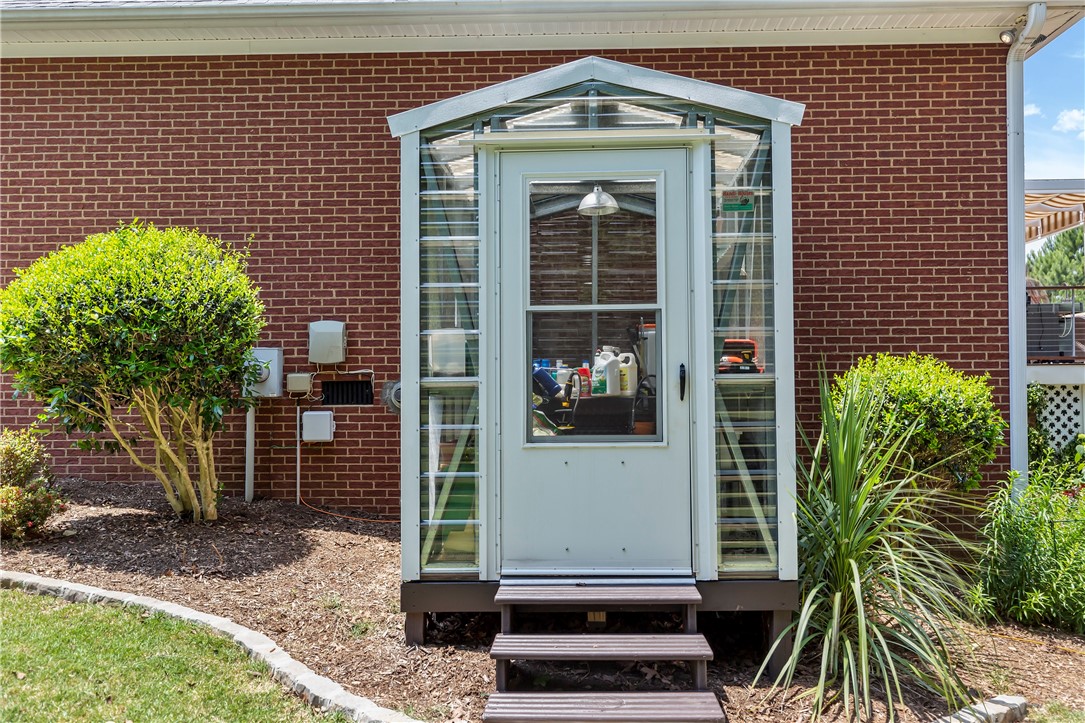 407 Arbor Way Seneca, SC 29672 - Photo 39 of 42 Green House!