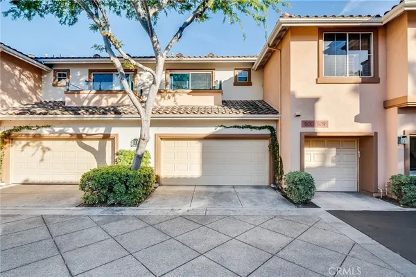 a view of a pathway with house on both side