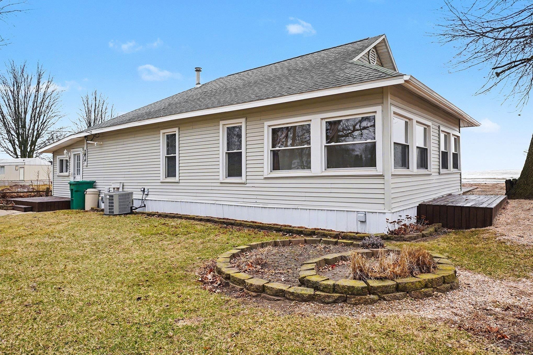 667 Bay Road Bay City, MI 48706 - Photo 2 of 24