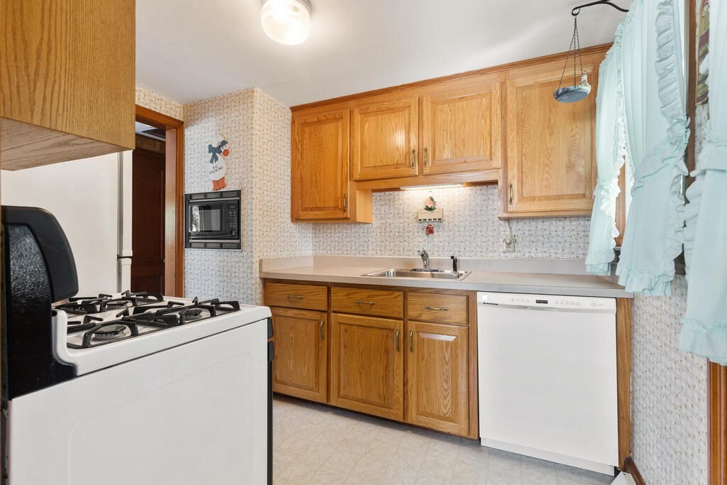 54 Crestview Road Waltham, MA 02451 - Photo 12 of 30 Gallery Image 12