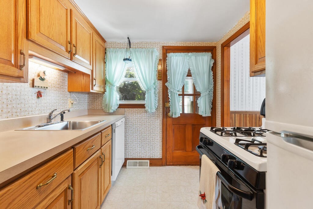 54 Crestview Road Waltham, MA 02451 - Photo 16 of 30 Gallery Image 16