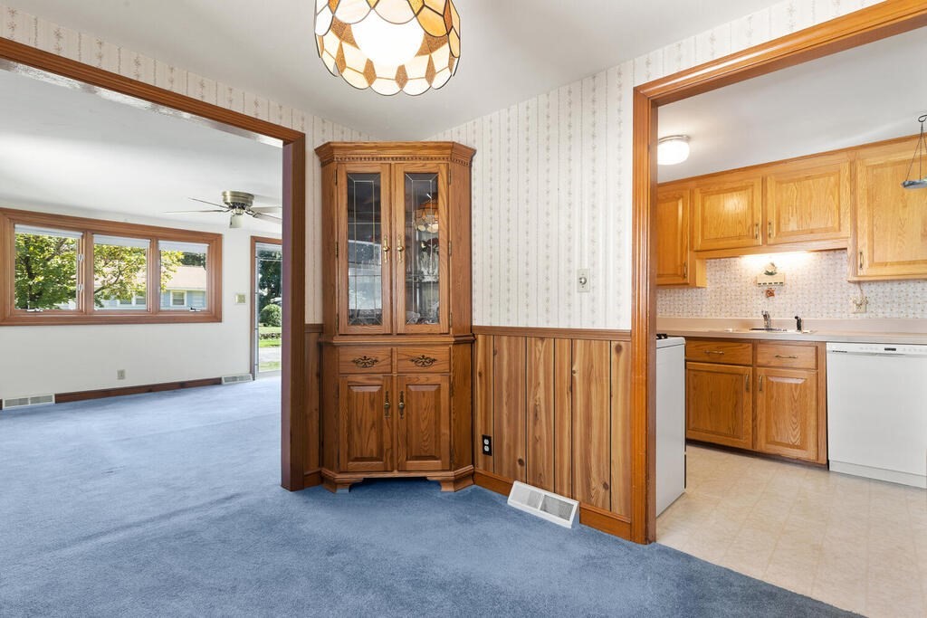 54 Crestview Road Waltham, MA 02451 - Photo 10 of 30 Gallery Image 10