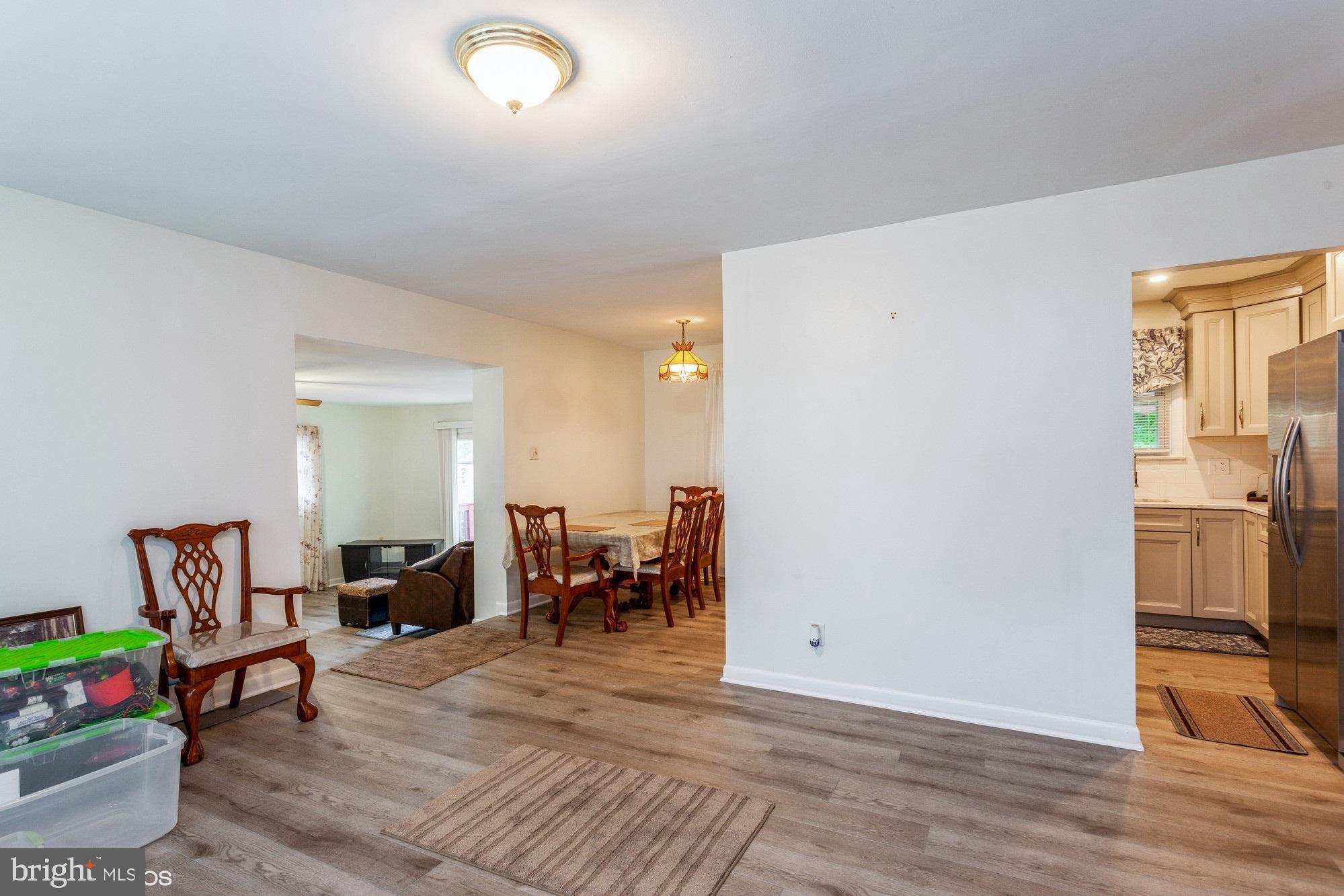 10413 Thrift Road Clinton, MD 20735 - Photo 6 of 36 Living Room