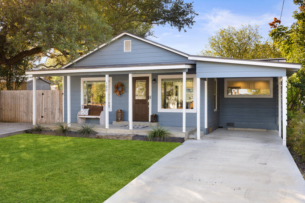 102 Ranchview Drive Johnson City, TX 78636 - Photo 2 of 37 front view of a house with a yard