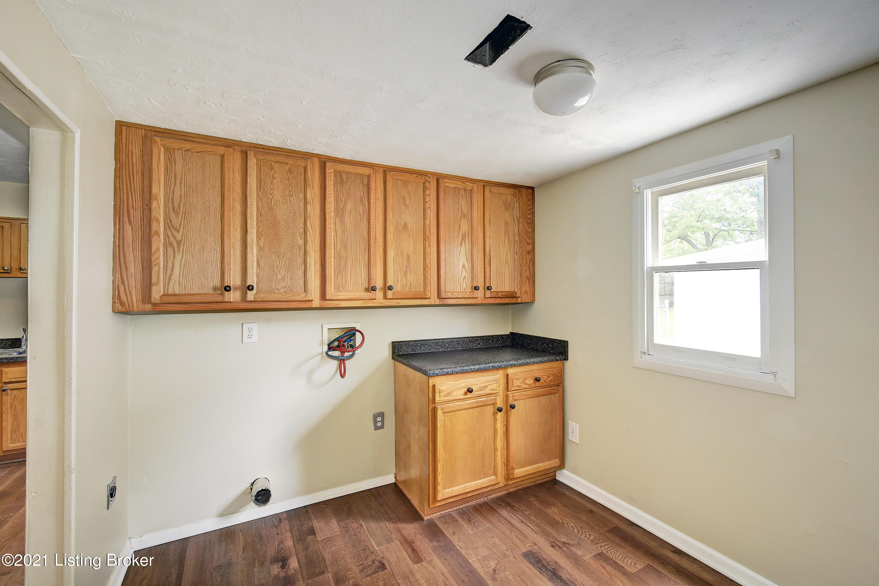 289 Dale Road Louisville, KY 40229 - Photo 11 of 25 Laundry Room