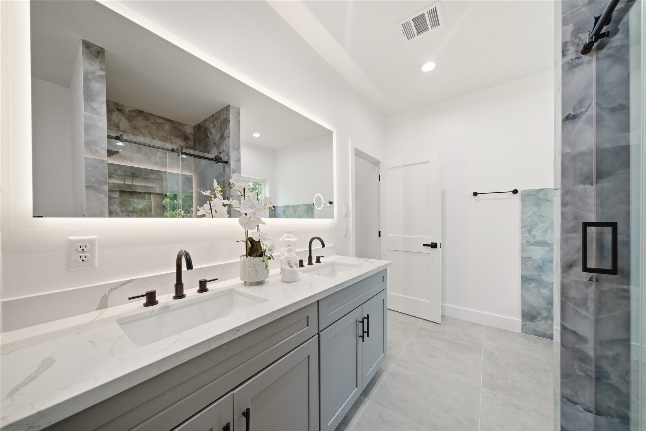 5024 Winnetka Street, Unit A Houston, TX 77021 - Photo 7 of 19 Primary Suit bathroom. With quartz counter tops and double sink vanity. separate shower and tub.