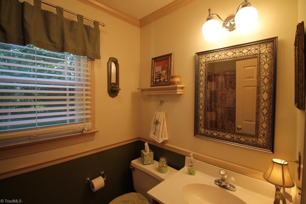 3821 Sandlewood Road High Point, NC 27265 - Photo 12 of 29 Gallery Image 12