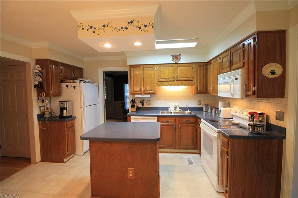 3821 Sandlewood Road High Point, NC 27265 - Photo 9 of 29 Gallery Image 9