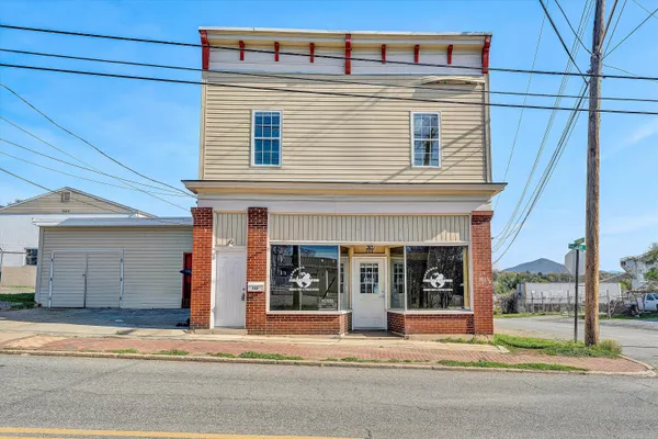 $2,100 | 701 Salem Avenue Southwest, Roanoke, VA 24016