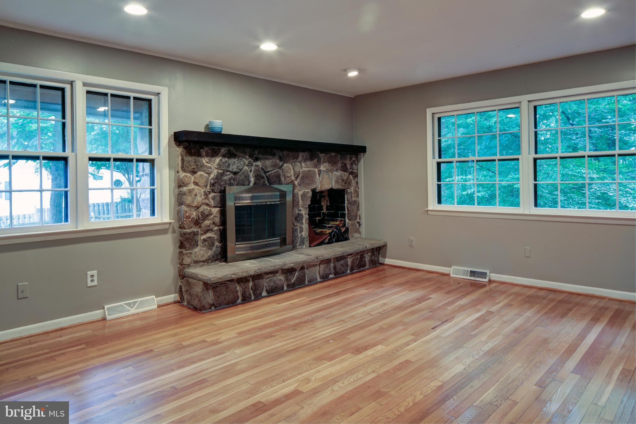 282 Cape St John Road Annapolis, MD 21401 - Photo 4 of 30 Living Room