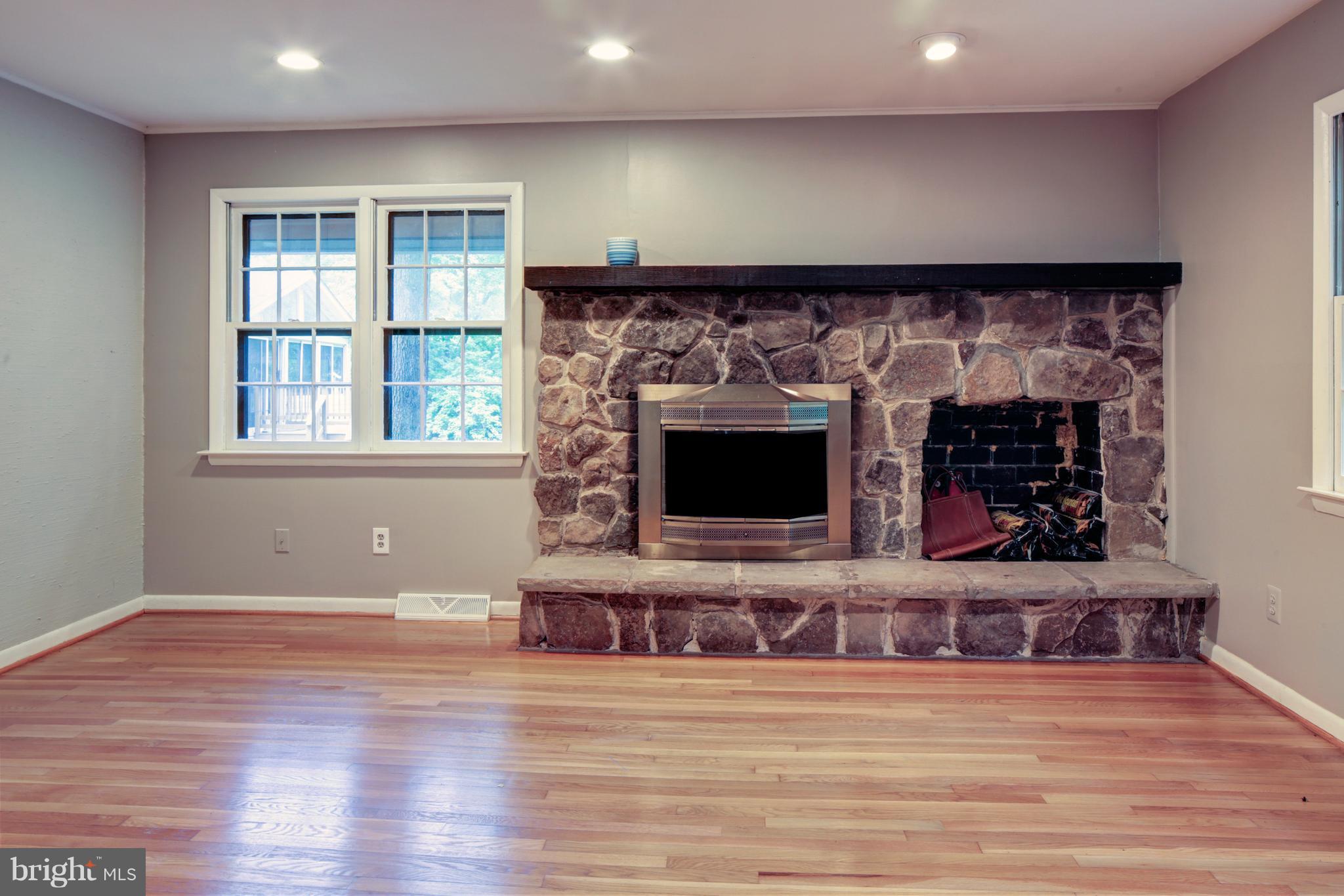 282 Cape St John Road Annapolis, MD 21401 - Photo 5 of 30 Living Room