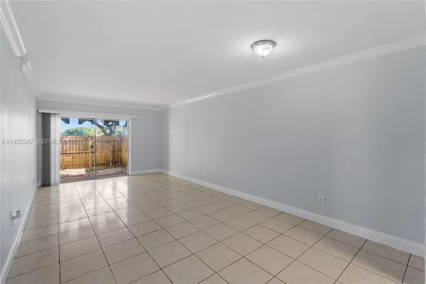 $1,750 | 980 Northeast 170th Street, Unit 118, North Miami Beach, FL 33162