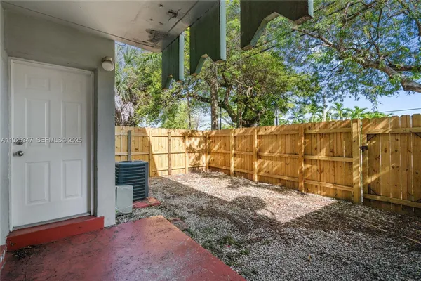 $1,750 | 980 Northeast 170th Street, Unit 118, North Miami Beach, FL 33162