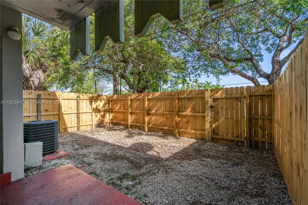 $1,750 | 980 Northeast 170th Street, Unit 118, North Miami Beach, FL 33162