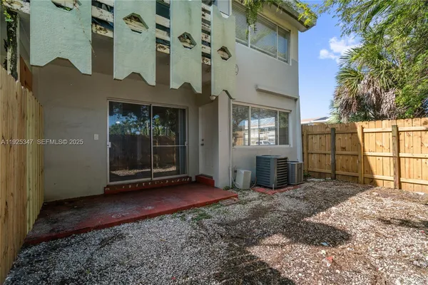 $1,750 | 980 Northeast 170th Street, Unit 118, North Miami Beach, FL 33162