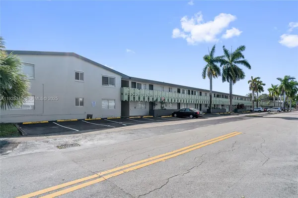 $1,750 | 980 Northeast 170th Street, Unit 118, North Miami Beach, FL 33162