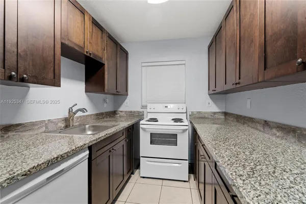 $1,750 | 980 Northeast 170th Street, Unit 118, North Miami Beach, FL 33162