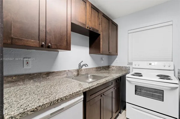 $1,750 | 980 Northeast 170th Street, Unit 118, North Miami Beach, FL 33162