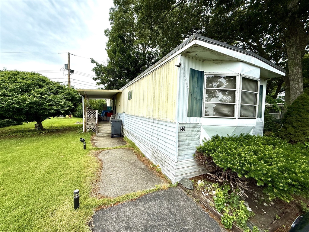 a view of a house with a yard