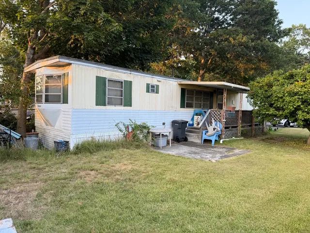 a view of a house with backyard