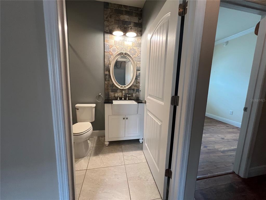 9515 Southwest 76th Street Ocala, FL 34481 - Photo 33 of 55 a bathroom with a toilet mirror and tub