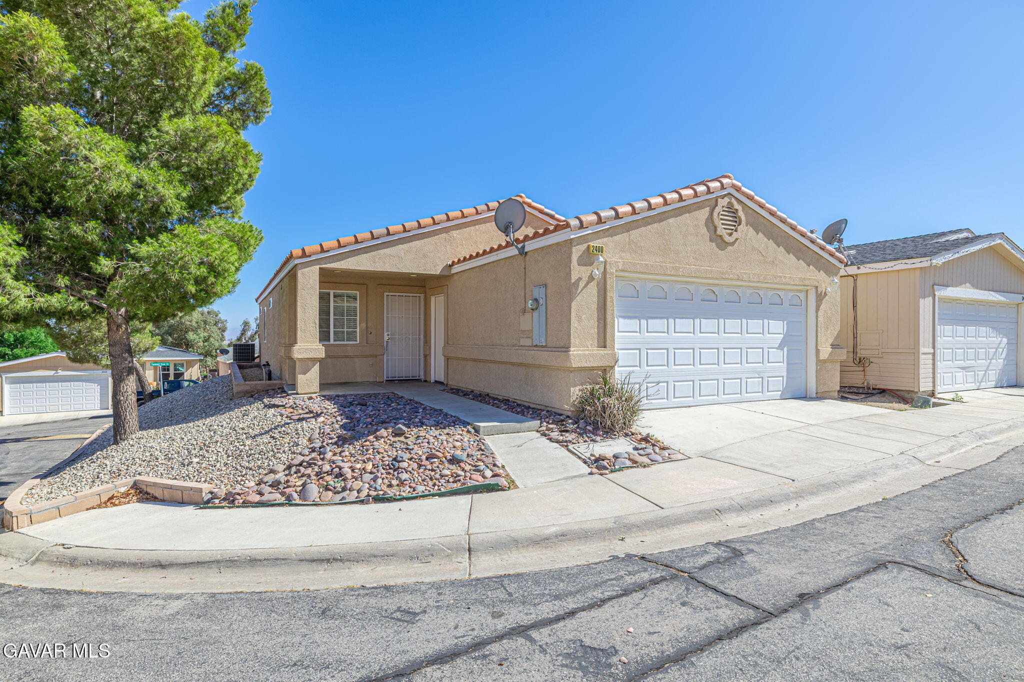 2400 Sunset Ridge Drive Rosamond, CA 93560 - Photo 3 of 34 a front view of a house with entertaining space
