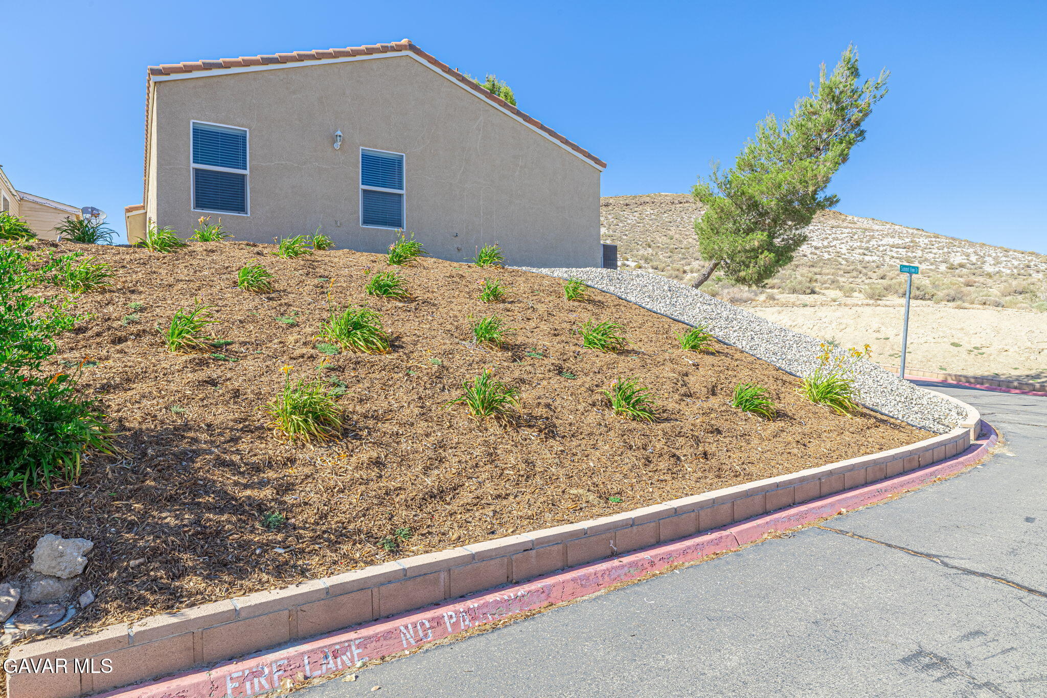 2400 Sunset Ridge Drive Rosamond, CA 93560 - Photo 31 of 34 a view of a backyard of the house