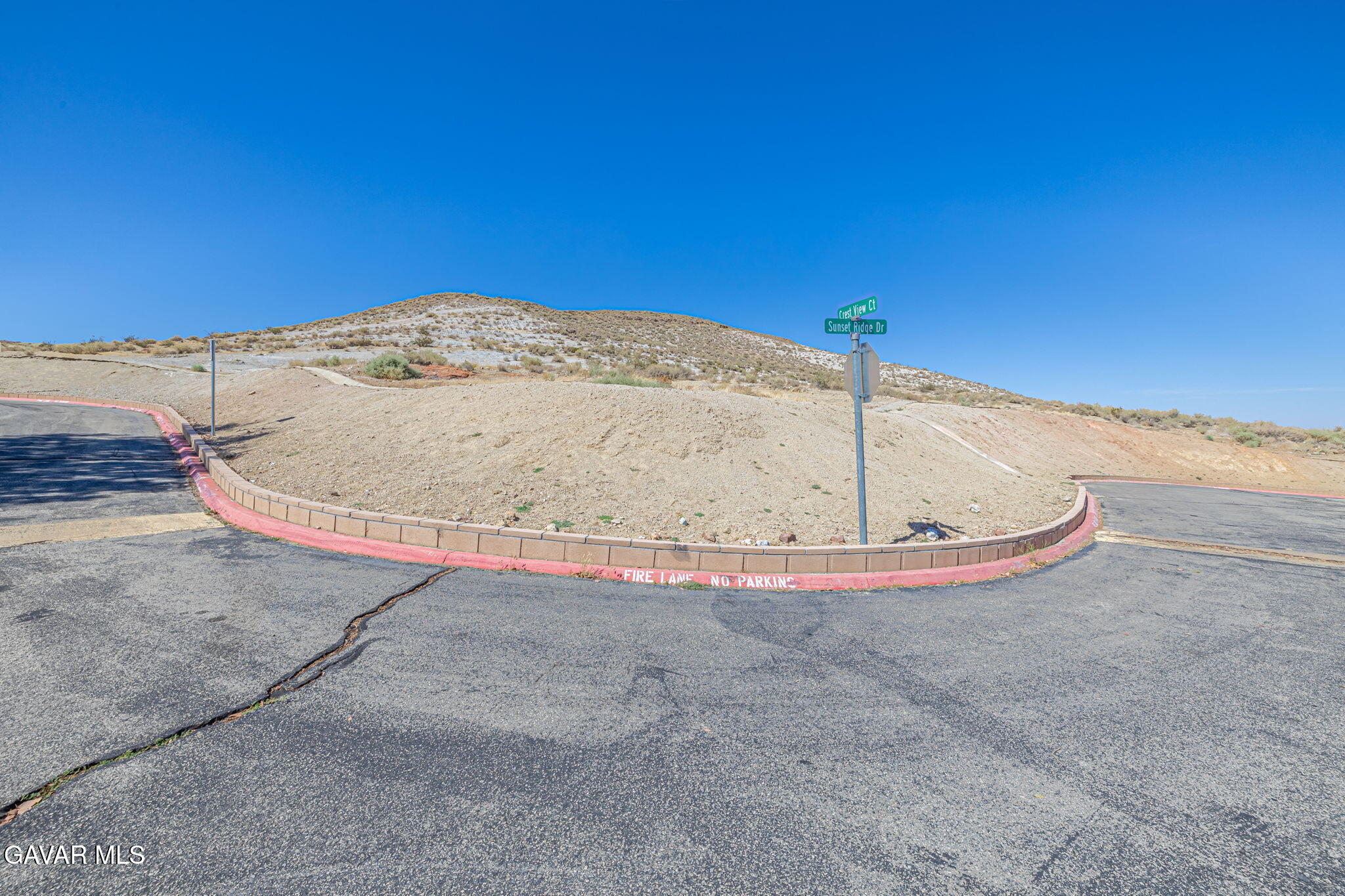 2400 Sunset Ridge Drive Rosamond, CA 93560 - Photo 34 of 34 a view of a dry ground with wooden fence