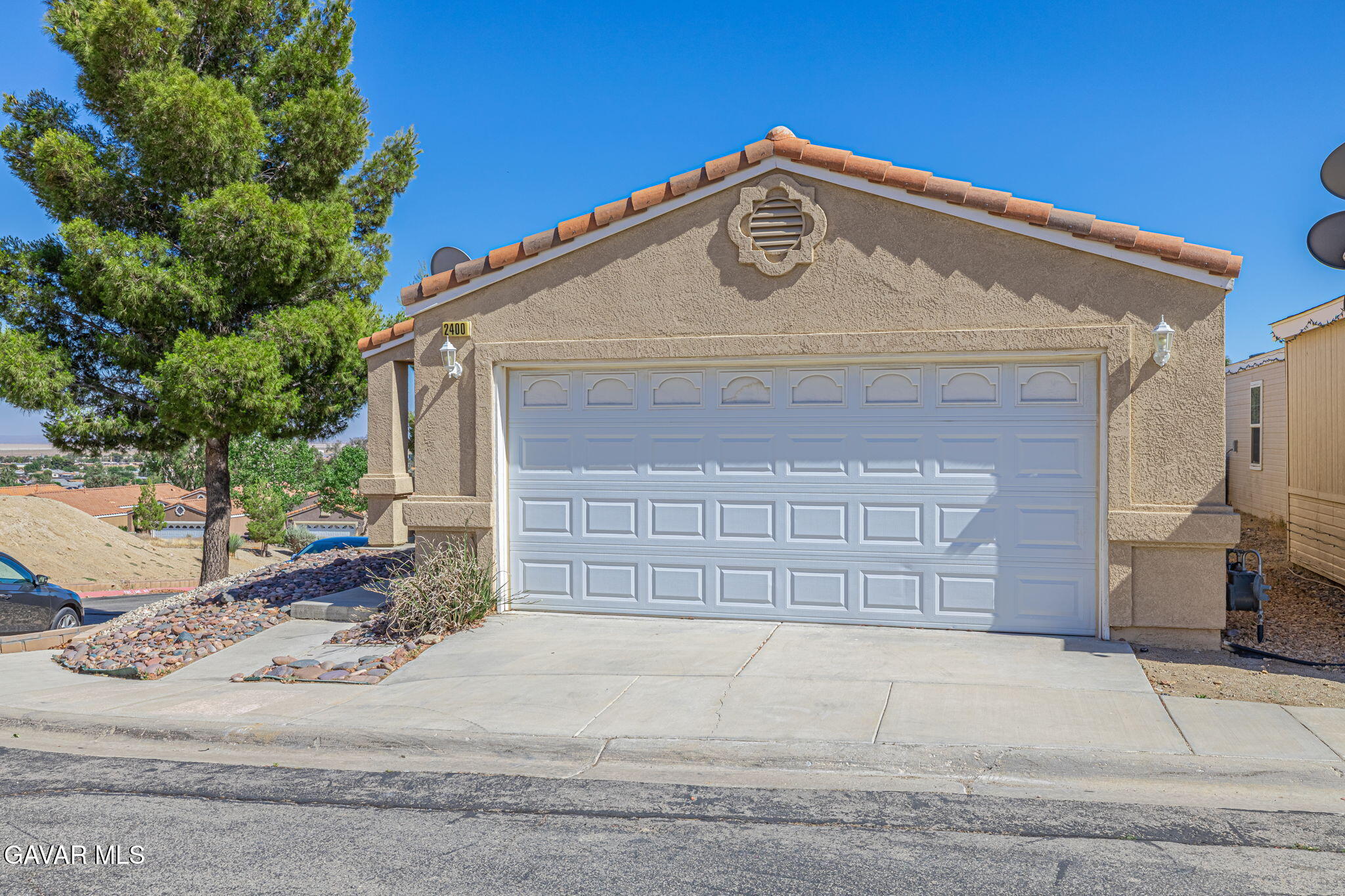 2400 Sunset Ridge Drive Rosamond, CA 93560 - Photo 5 of 34 a front view of a house