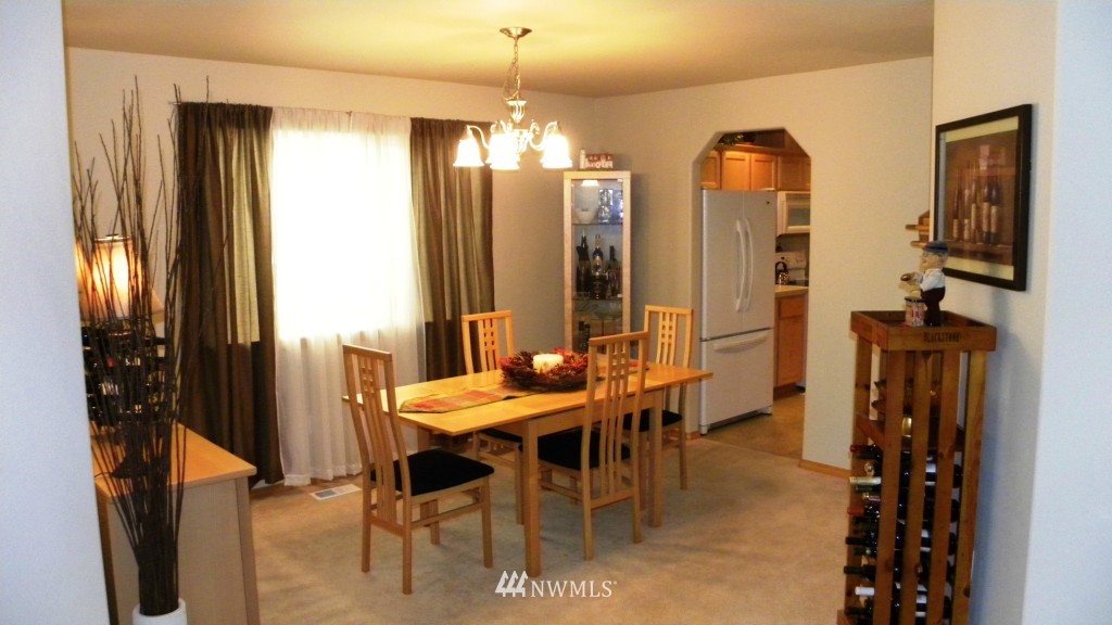 1056 Ilwaco Place Northeast Renton, WA 98059 - Photo 2 of 13 Gallery Image 2