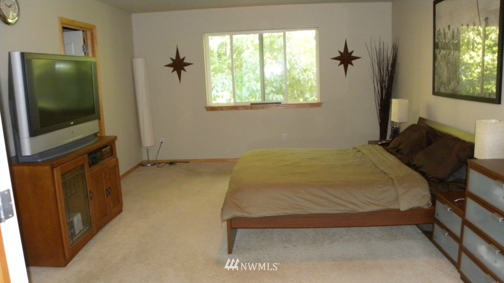 1056 Ilwaco Place Northeast Renton, WA 98059 - Photo 11 of 13 Gallery Image 11