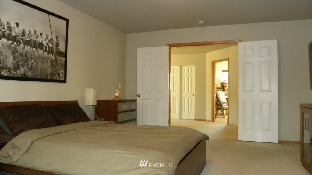 1056 Ilwaco Place Northeast Renton, WA 98059 - Photo 12 of 13 Gallery Image 12