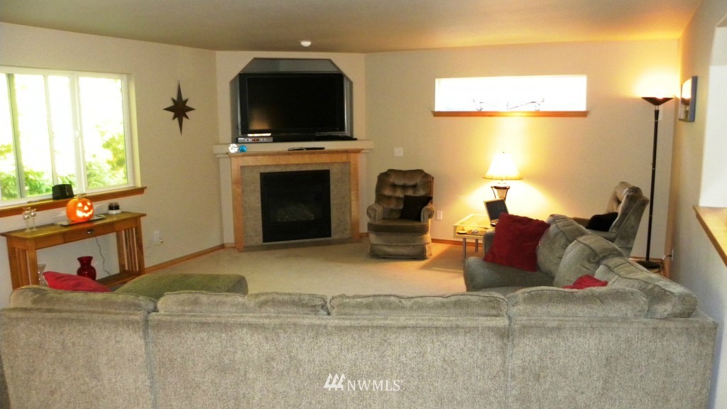 1056 Ilwaco Place Northeast Renton, WA 98059 - Photo 3 of 13 Gallery Image 3