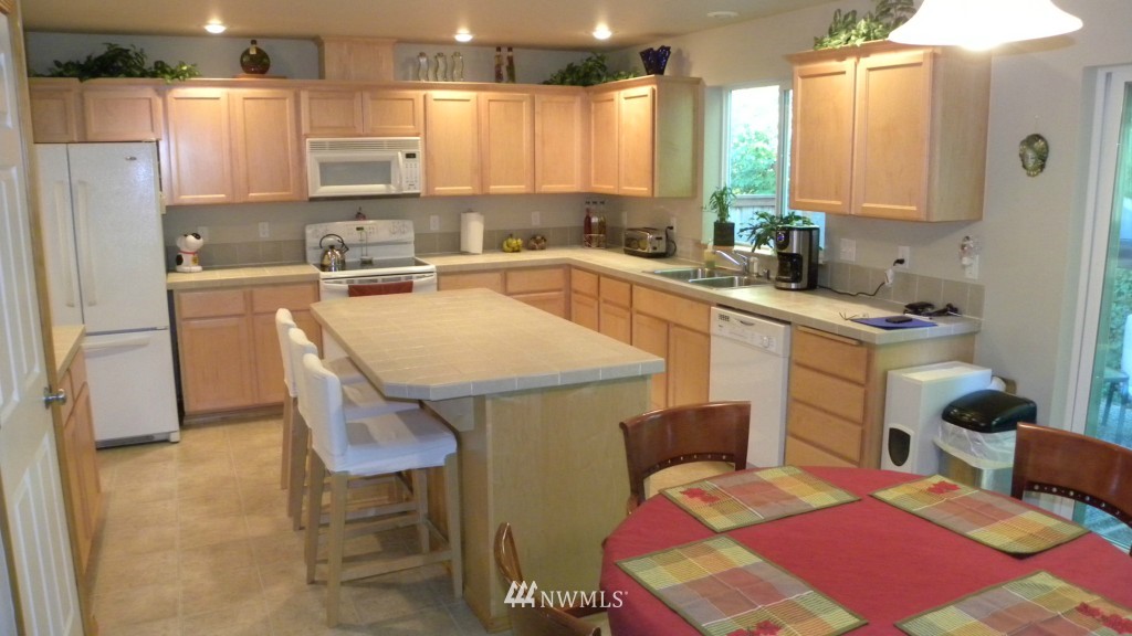 1056 Ilwaco Place Northeast Renton, WA 98059 - Photo 4 of 13 Gallery Image 4