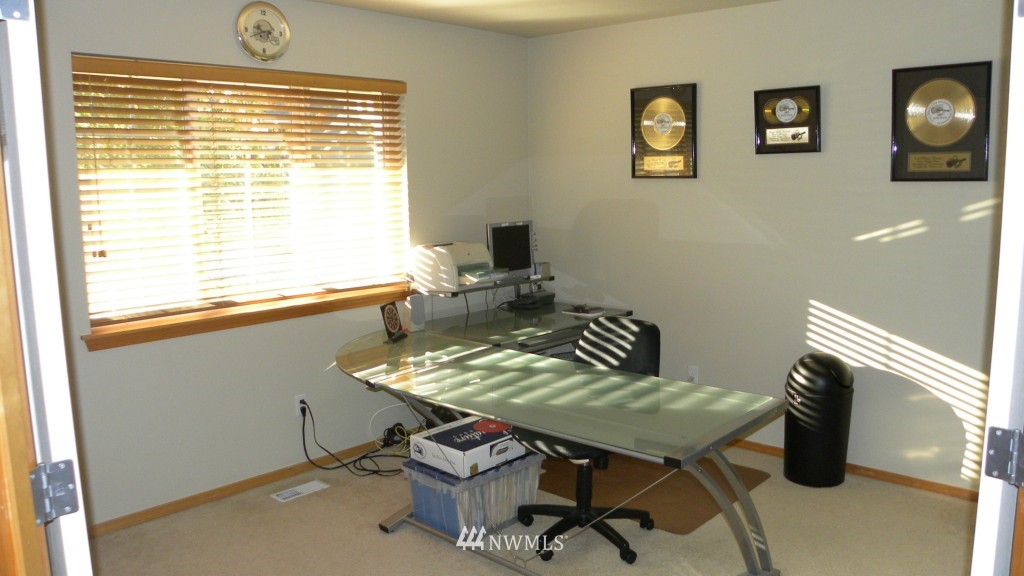 1056 Ilwaco Place Northeast Renton, WA 98059 - Photo 6 of 13 Gallery Image 6