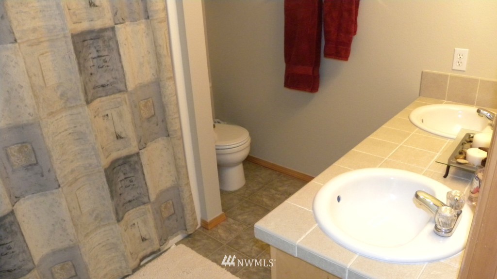 1056 Ilwaco Place Northeast Renton, WA 98059 - Photo 8 of 13 Gallery Image 8