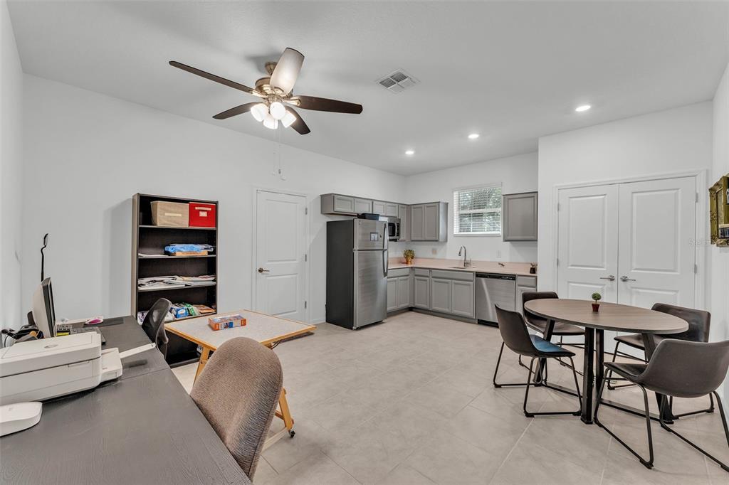 280 Pershing Street Bartow, FL 33830 - Photo 26 of 41 a living room with stainless steel appliances kitchen island granite countertop furniture and a ceiling fan
