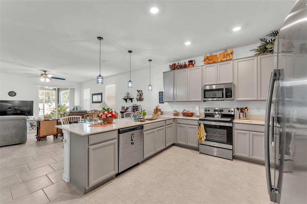 280 Pershing Street Bartow, FL 33830 - Photo 8 of 41 a kitchen with cabinets a sink and appliances