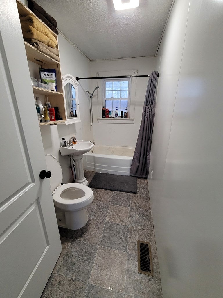 428 Deer Ridge Road Hillsville, VA 24343 - Photo 16 of 32 Gallery Image 16