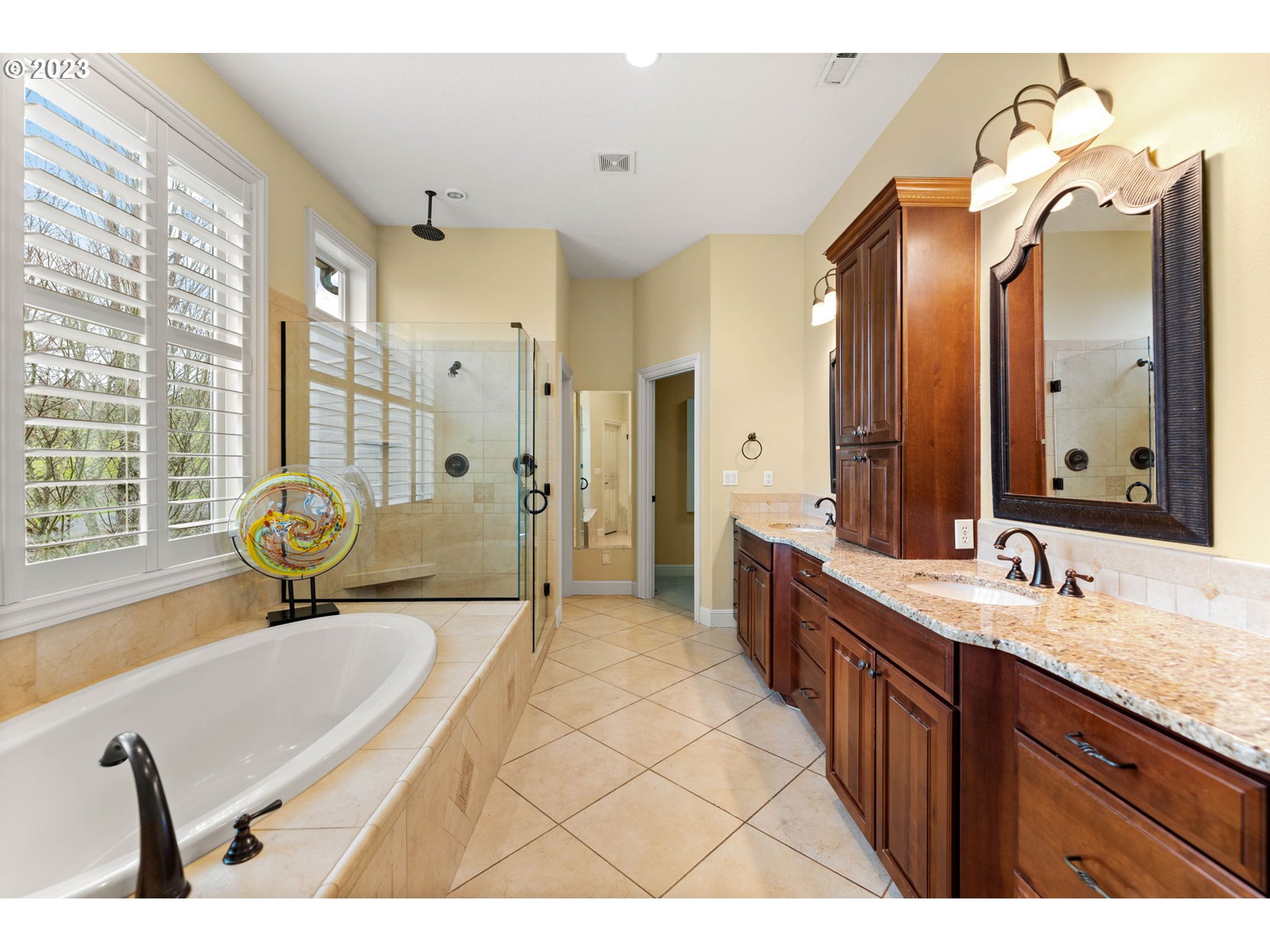6405 Northwest 202nd Circle Ridgefield, WA 98642 - Photo 28 of 45 a bathroom with a tub sink and mirror