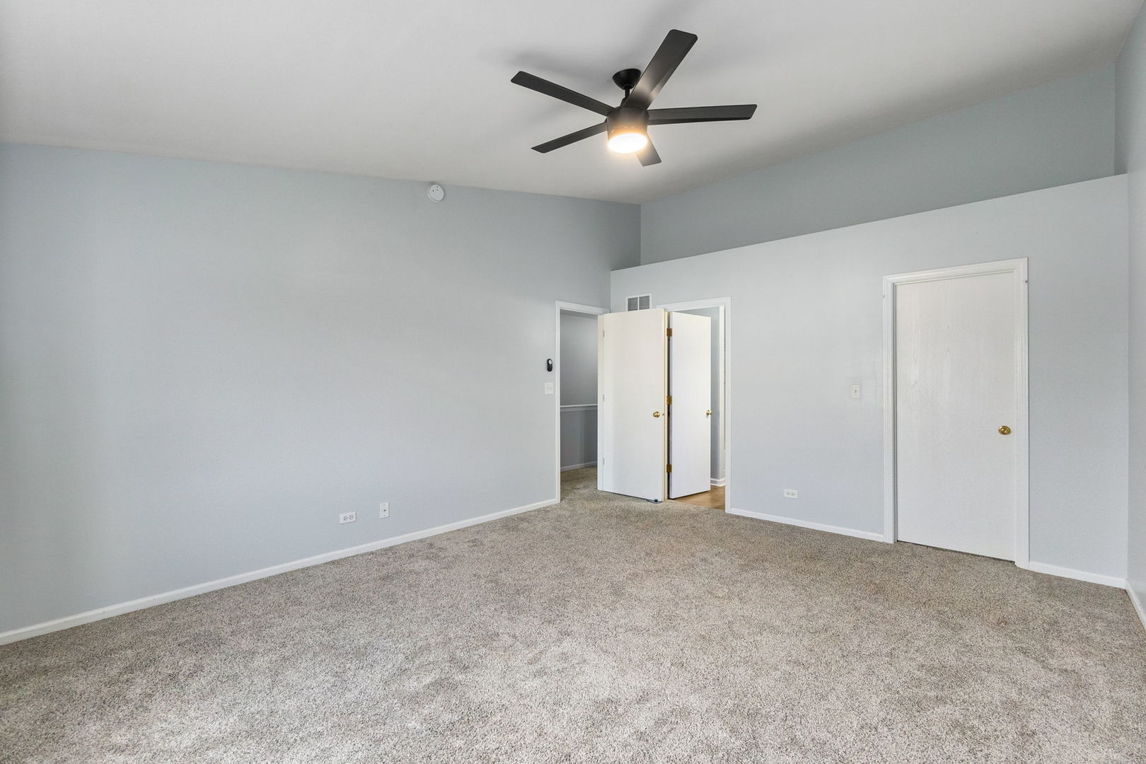 199 North Oakhurst Drive, Unit 199 Aurora, IL 60504 - Photo 22 of 25 an empty room with a ceiling fan and a ceiling fan