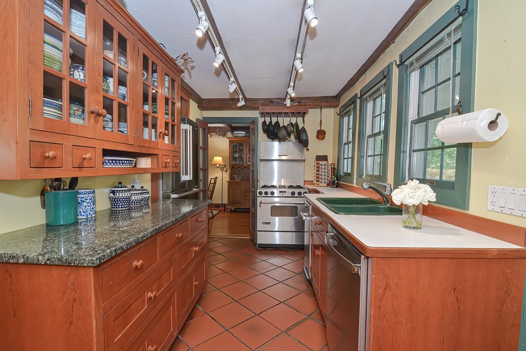 174 Spring Street Hanover, MA 02339 - Photo 8 of 41 Gallery Image 8